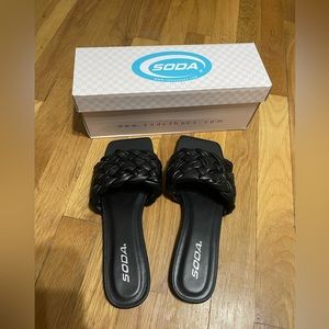 SODA Black flats
